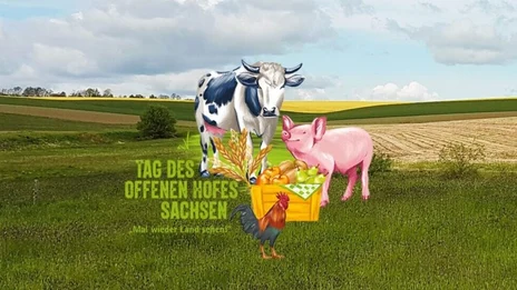 Tag des offenen Hofes Sachsen Foto einer Acker-Landschaft, darauf eine Illustration mit Kuh, Schwein, Hahn und einer Kiste mit Lebensmitteln. Schriftzug: Tag des offenen Hofes Sachsen – mal wieder Land sehen!