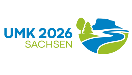 Umweltministerkonferenz 2026 in Sachsen Logo zur Umweltministerkonferenz: Schriftzug » UMK 2026 Sachsen« mit Illustration vom Lilienstein, der Elbe und Bäumen