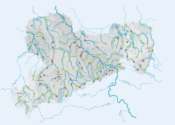 Karte von Sachsen mit Fließgewässern, darauf sind die Messpunkte für Wasserpegel markiert